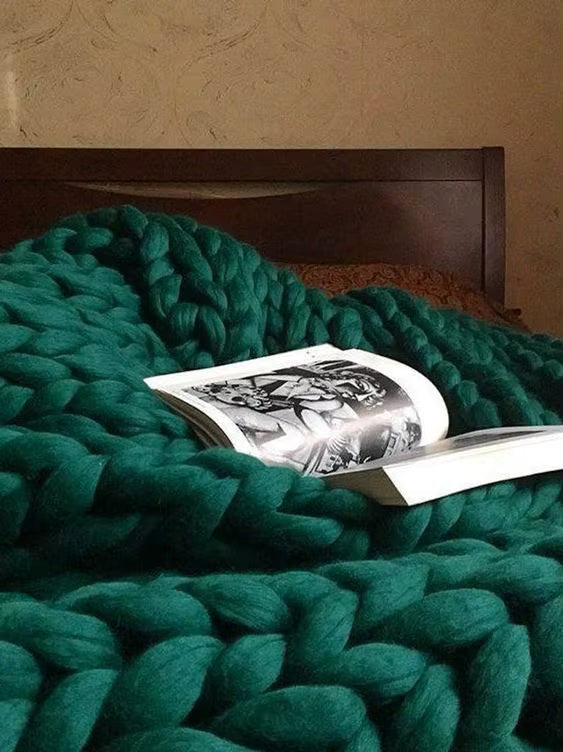 Chunky Knitted Heavy Blanket – Soft Weighted Throw for Cozy Winter Comfort & Home Décor